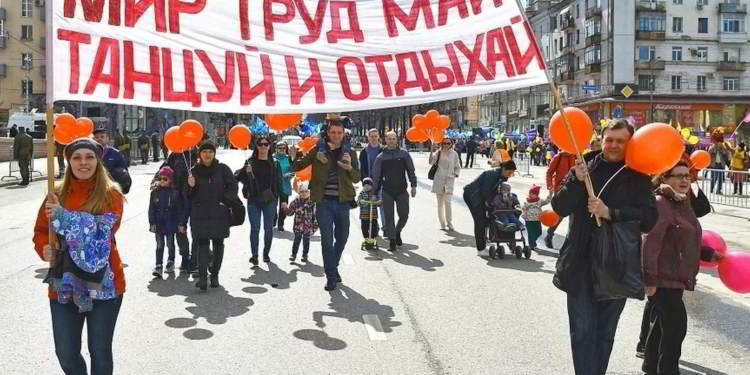 Какие государственные праздники отмечают в России в течении года